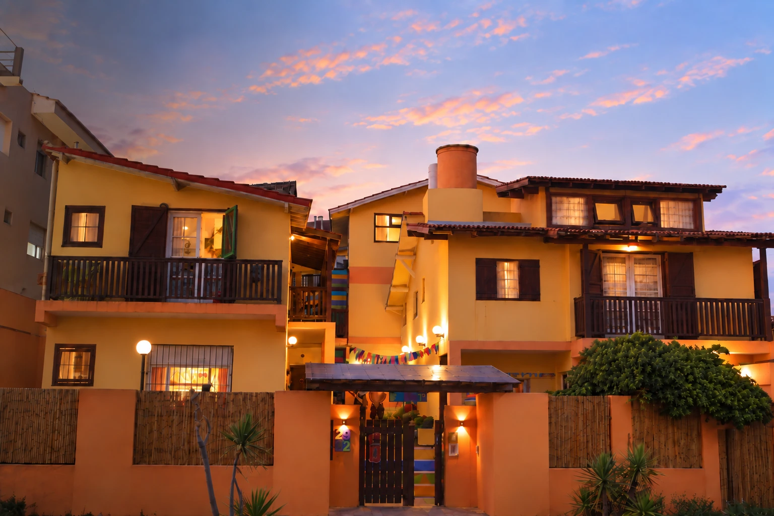 Fachada de los departamentos de Laberinto al atardecer