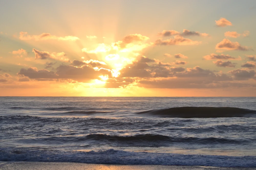 El sol sobre las olas