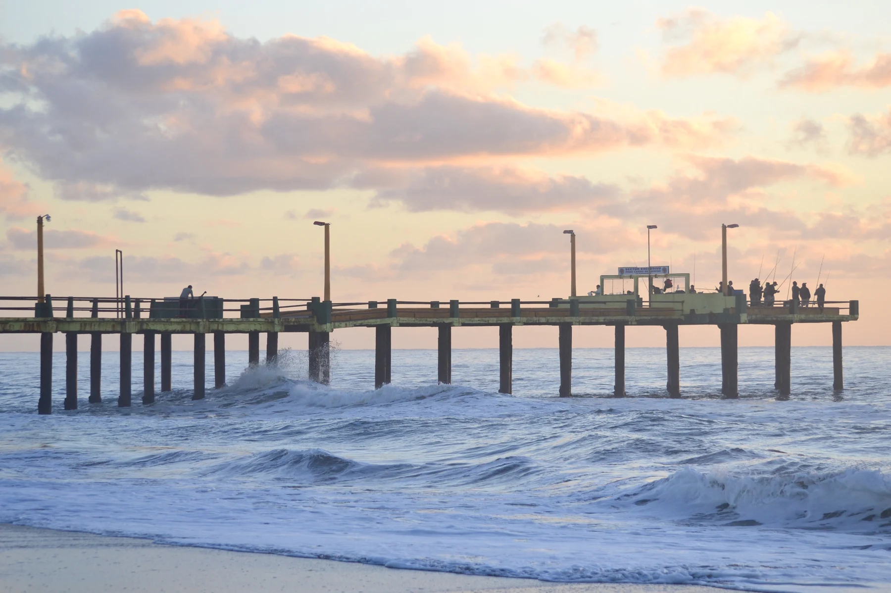 Muelle de Villa Gesell frente al mar