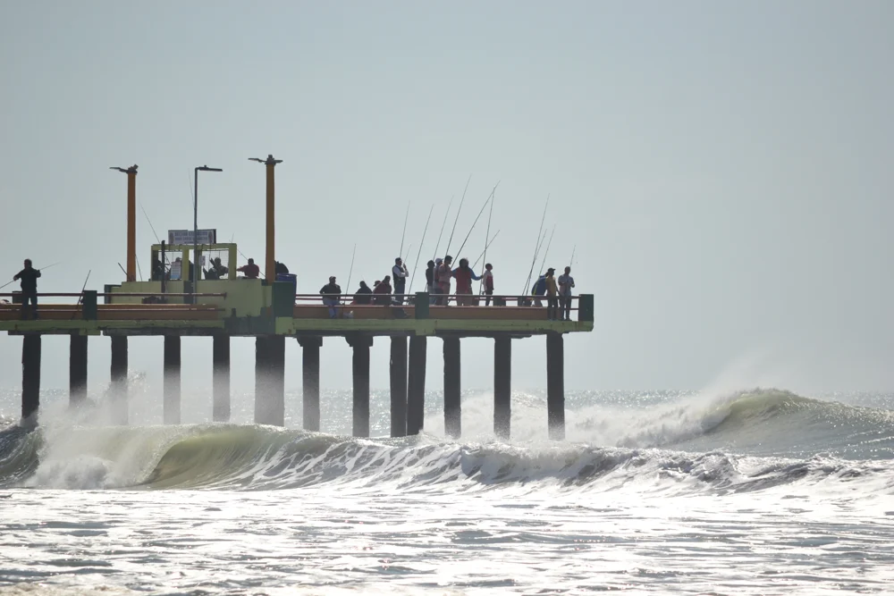 Olas frente al muelle de Villa Gesell