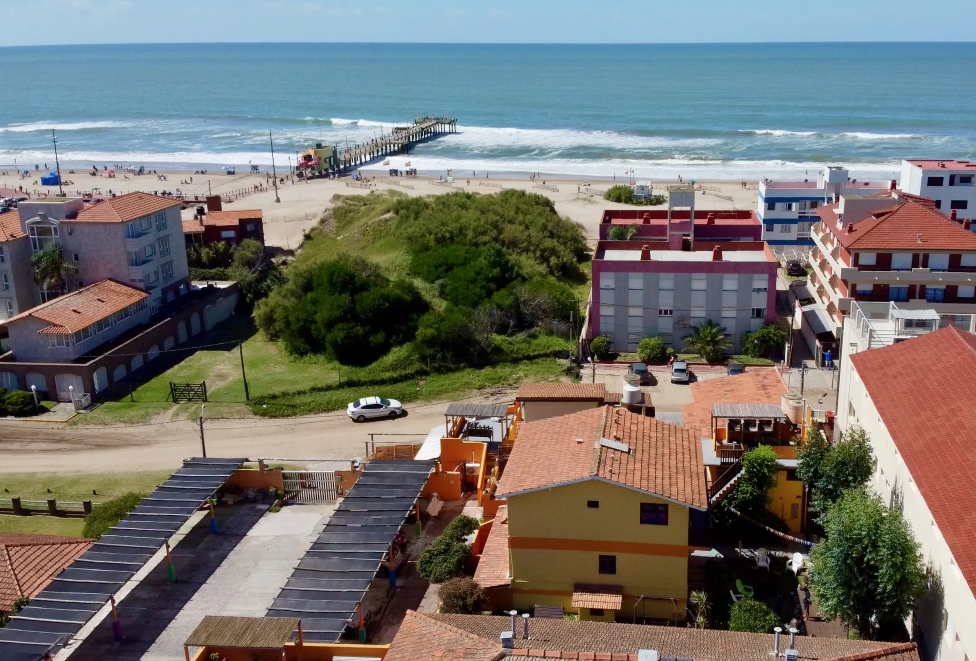 Vista aérea de Laberinto, la playa y el muelle de Villa Gesell